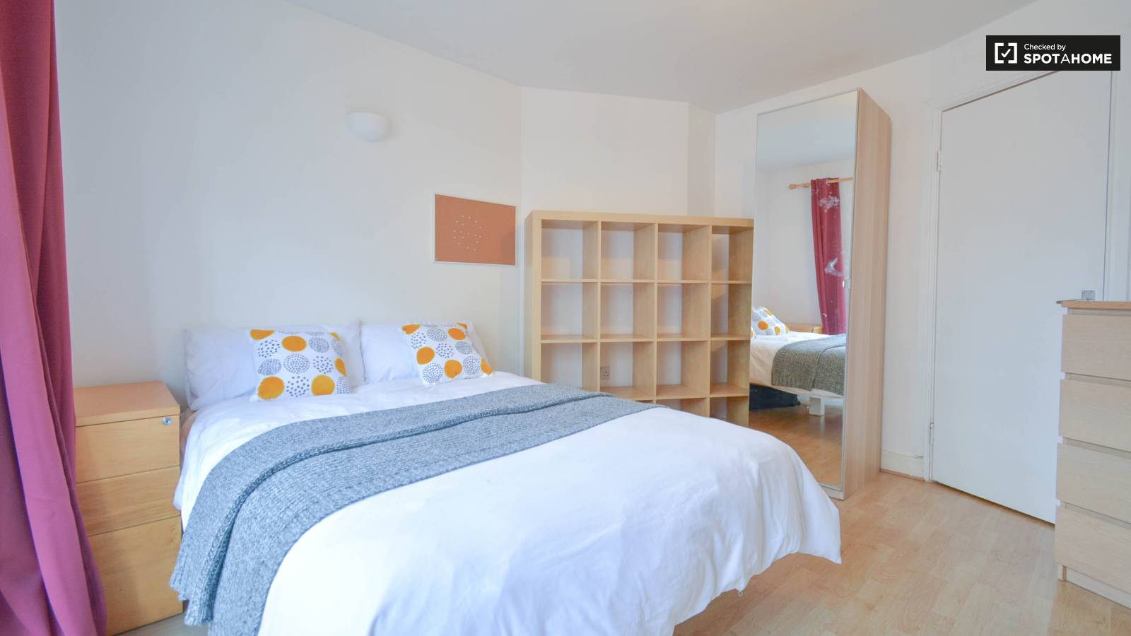 Room for rent in 3bedroom apartment in Lambeth, London (ref 247229