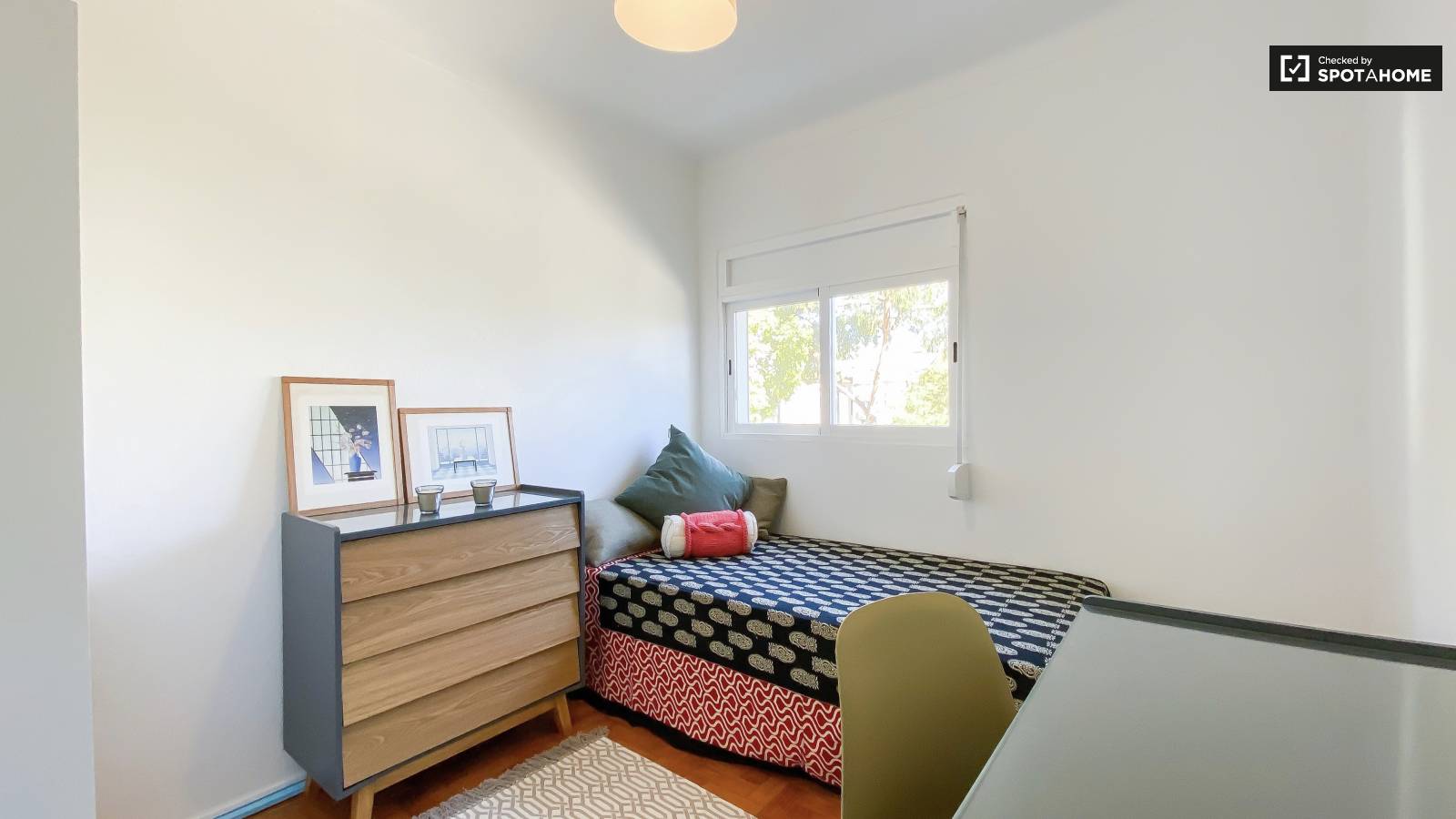 Room for rent in 4bedroom apartment in Olivais, Lisbon (ref 458861