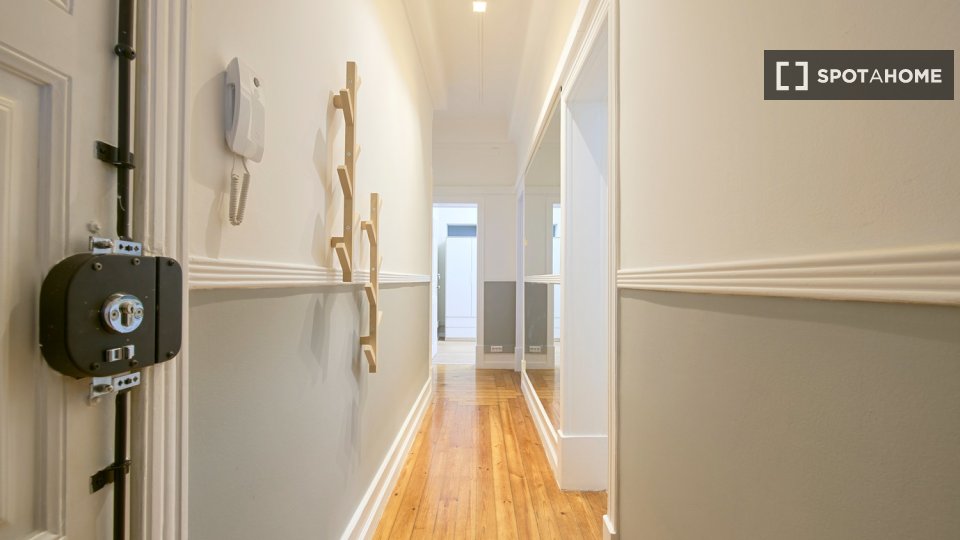 Double room Lisbon, 3 beds — photo 13