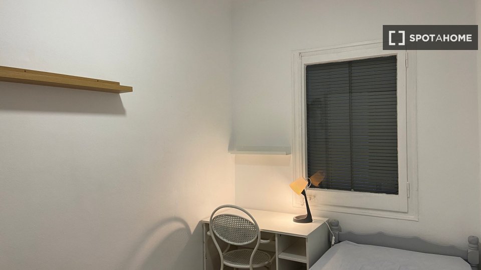 Double room Barcelona, 3 beds, 70m² — photo 5