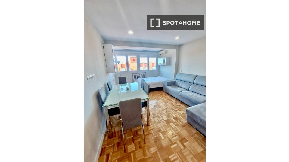 Camera in un appartamento condiviso con 5 camere da letto a Pueblo Nuevo - in Madrid