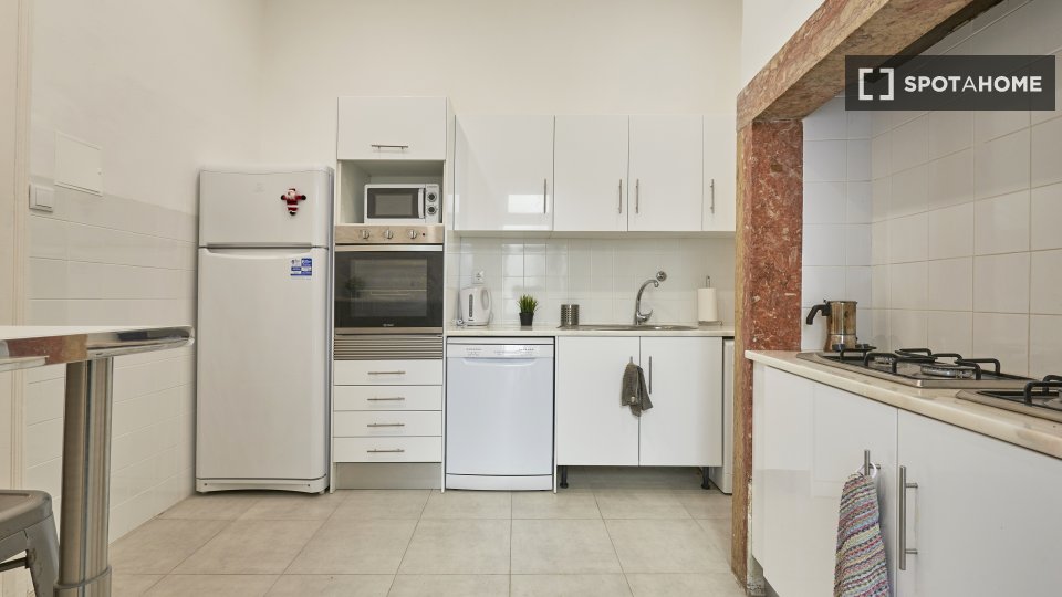 Double room Lisbon, 7 beds, 110m² — photo 38