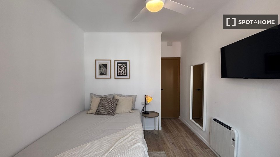 Double room Barcelona, 4 beds, 85m² — photo 10