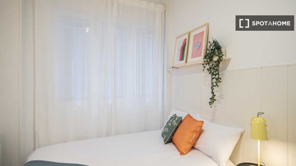 Se alquila habitación en piso compartido en Valdeacederas, Madrid
