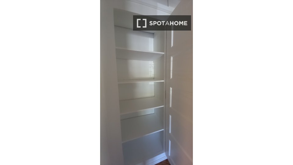 Double room Lisbon, 5 beds, 130m² — photo 1
