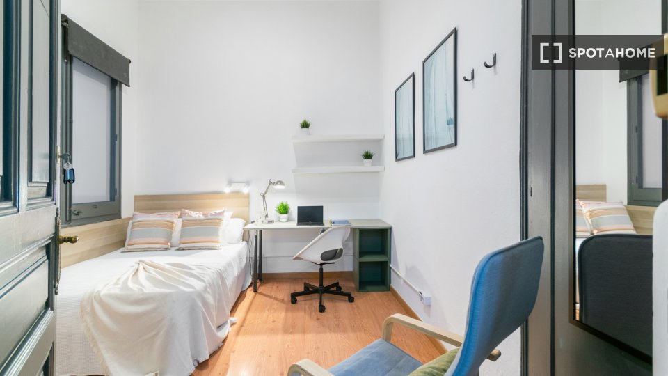 Camera in un appartamento condiviso con 9 camere da letto nel quartiere Gotico di Barcellona. - en Barcelona