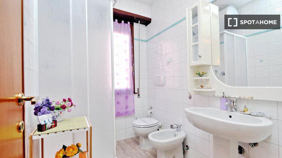 Double room Rome, 3 beds — photo 42
