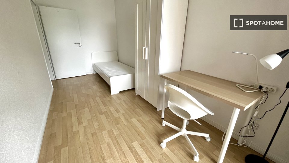 Double room Dusseldorf, 3 beds, 63m² — photo 13