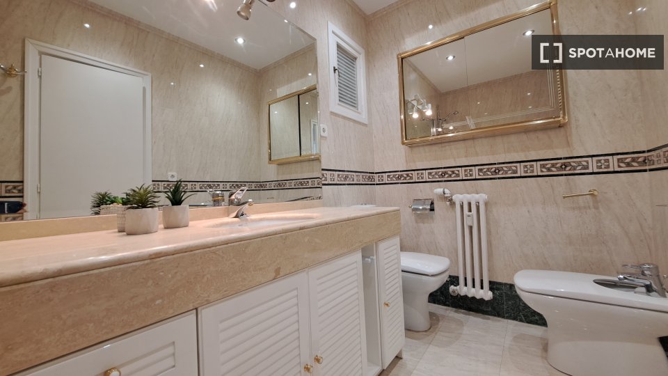 Double room Madrid, 14 beds, 200m² — photo 9