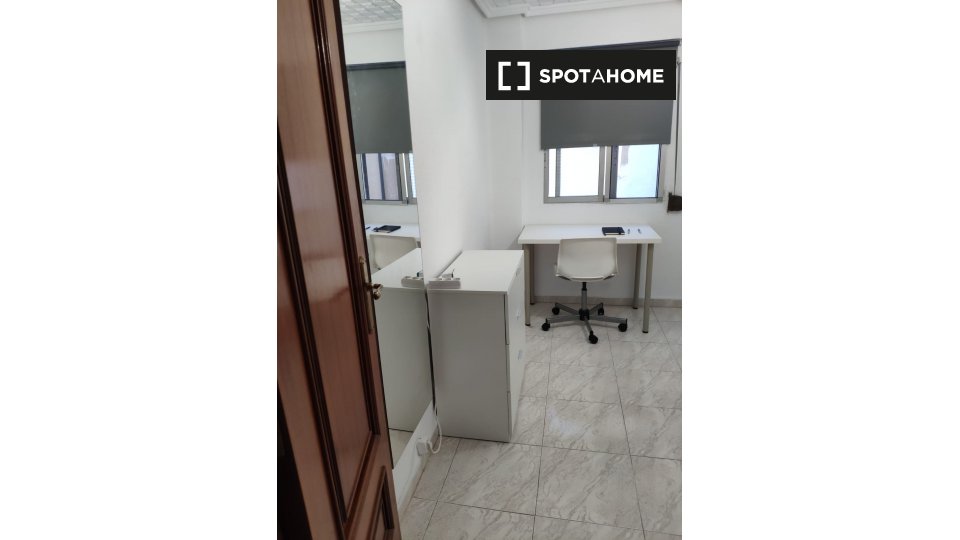 Double room Valencia, 3 beds, 85m² — photo 12
