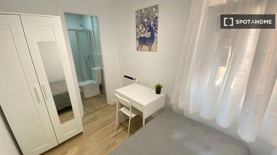 Double room Madrid, 4 beds — photo 20