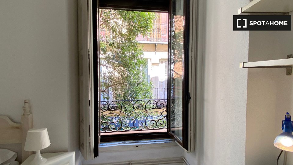 Double room Madrid, 7 beds, 120m² — photo 2