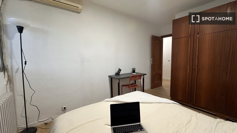 Double room Madrid, 5 beds, 110m² — photo 4