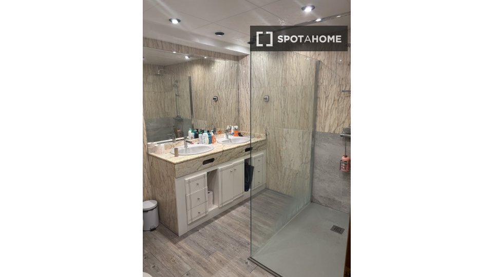 Double room Barcelona, 3 beds, 70m² — photo 6