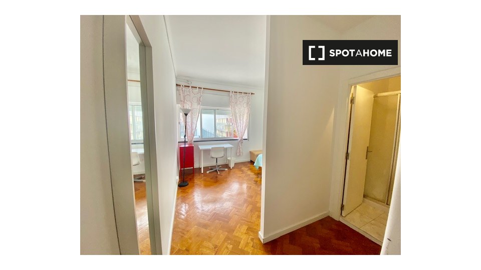 Double room Lisbon, 3 beds — photo 7