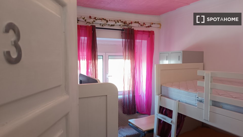 Double room Lisbon, 3 beds, 90m² — photo 12