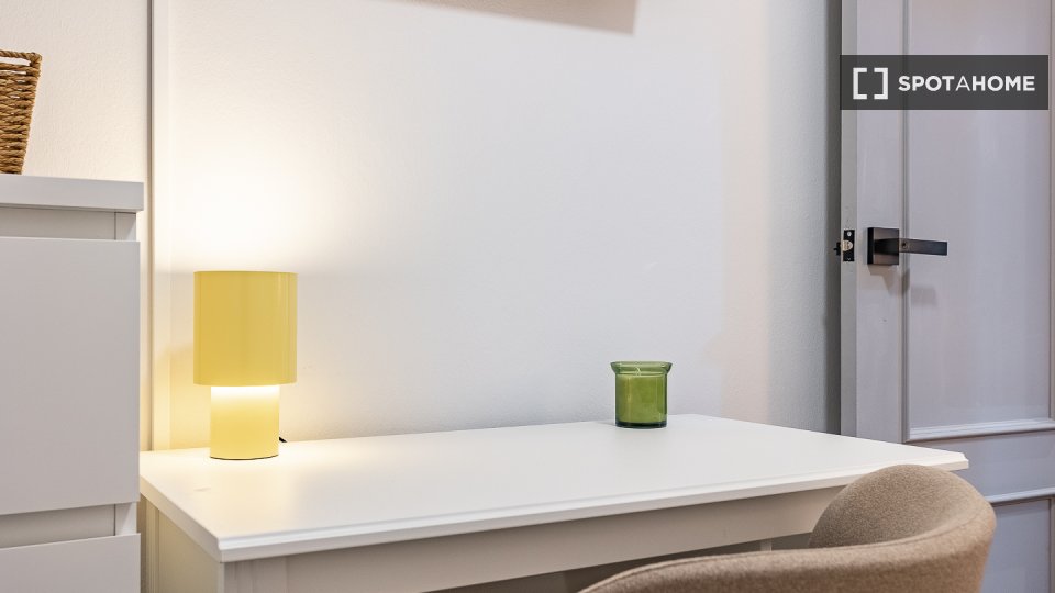 Double room Barcelona, 5 beds, 95m² — photo 1