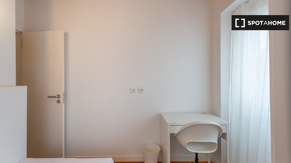 Apartment Lisbon, 4 beds, 75m² — photo 12