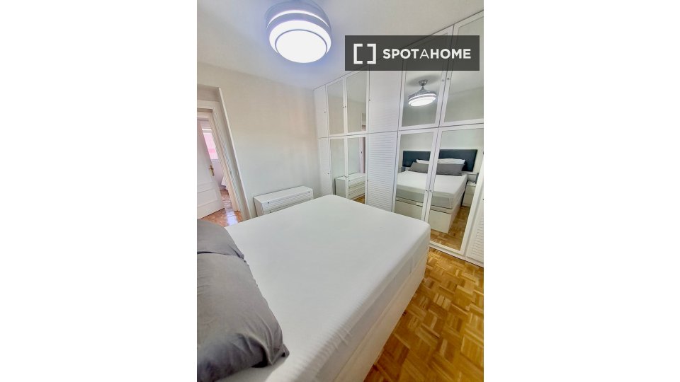 Camera in un appartamento condiviso con 5 camere da letto a Pueblo Nuevo - in Madrid