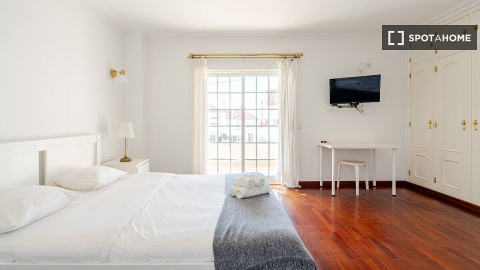 Double room Lisbon, 5 beds — photo 1