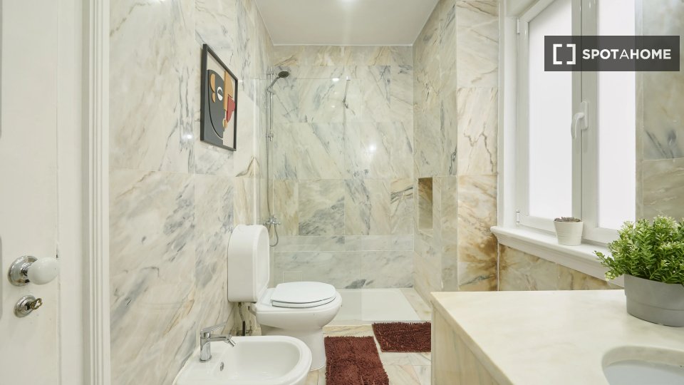Double room Lisbon, 5 beds — photo 17