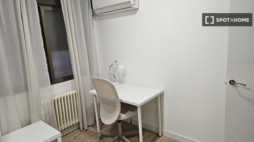Camera in un appartamento condiviso con due camere da letto ad Acacias, Madrid - in Madrid