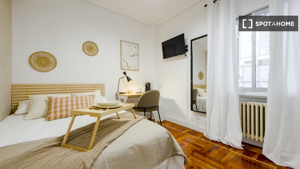 Double room Madrid, 6 beds, 117m² — photo 2