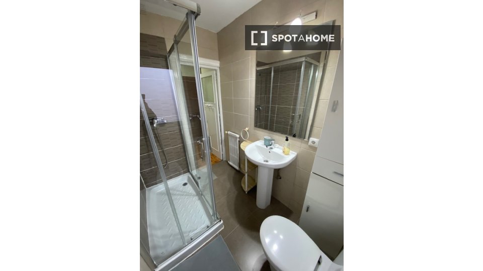 Double room Madrid, 3 beds — photo 19