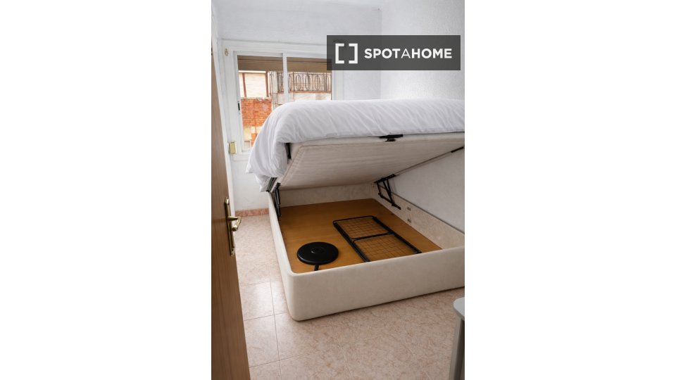 Double room Barcelona, 1 bed, 64m² — photo 2