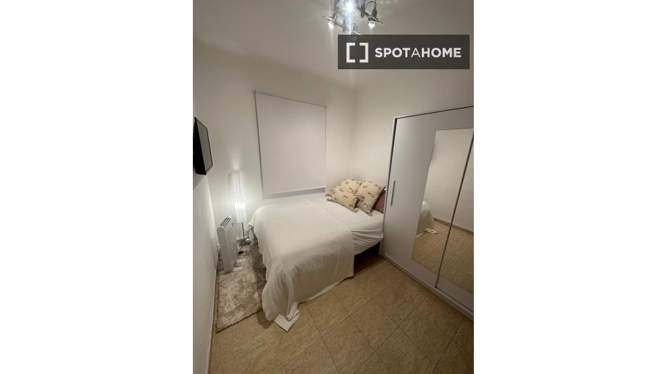 Double room Barcelona, 3 beds — photo 8