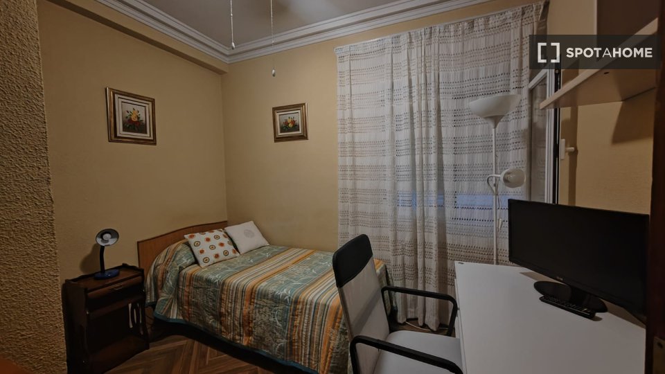Double room Madrid, 3 beds — photo 15