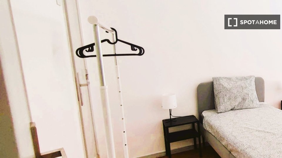 Double room Lisbon, 3 beds, 70m² — photo 17