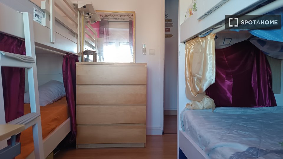Double room Lisbon, 3 beds, 90m² — photo 13