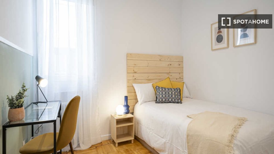 Double room Madrid, 5 beds — photo 42