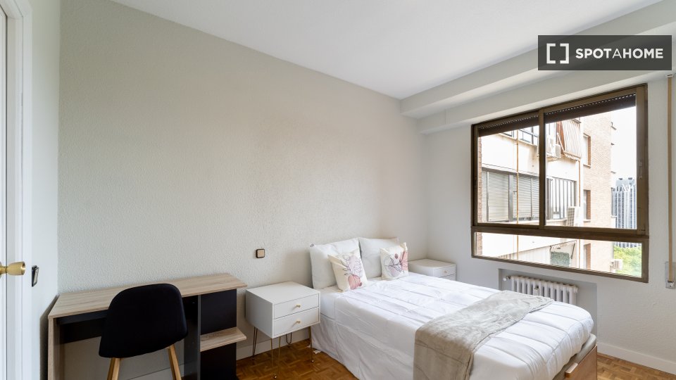 Double room Madrid, 5 beds — photo 1