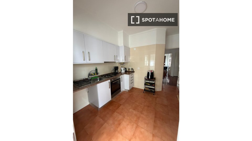 Double room Lisbon, 2 beds — photo 16