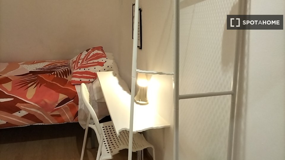 Double room Madrid, 7 beds, 90m² — photo 18