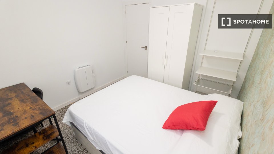 Camera in appartamento condiviso con 4 camere da letto a L'Amistat, Valencia. - in Valencia