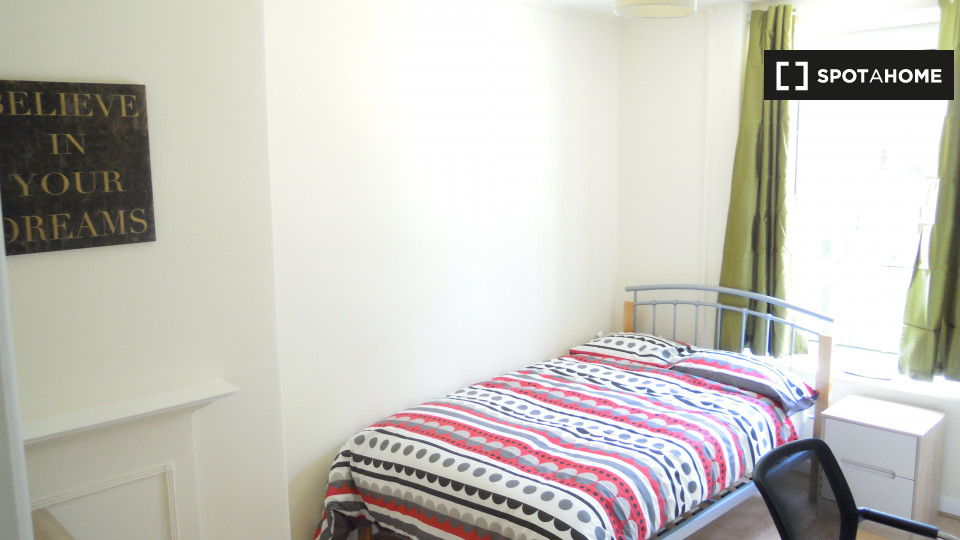 Double room London, 3 beds — photo 6