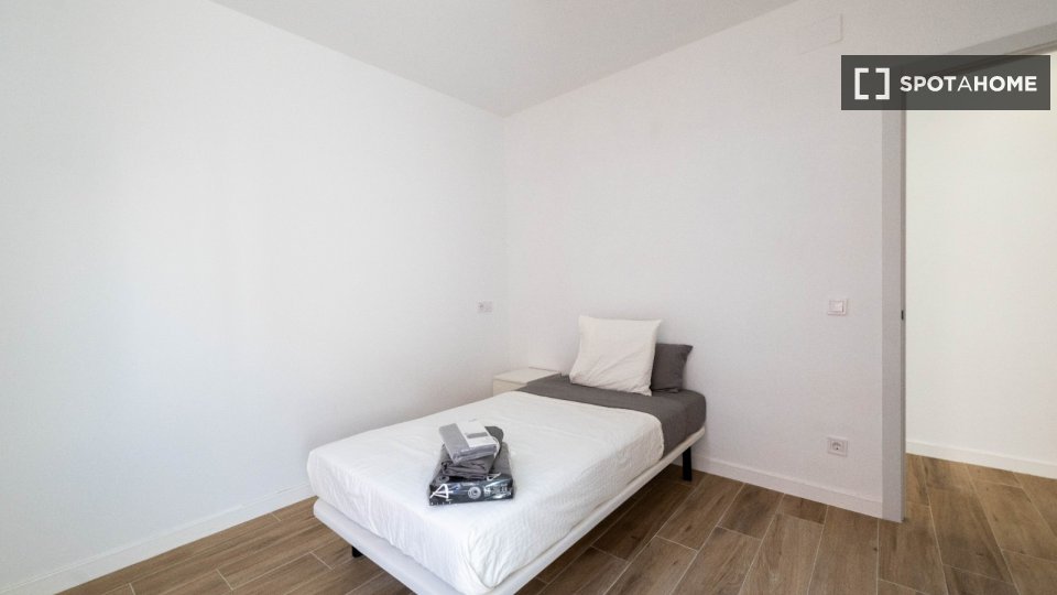 Double room Barcelona, 5 beds, 128m² — photo 36
