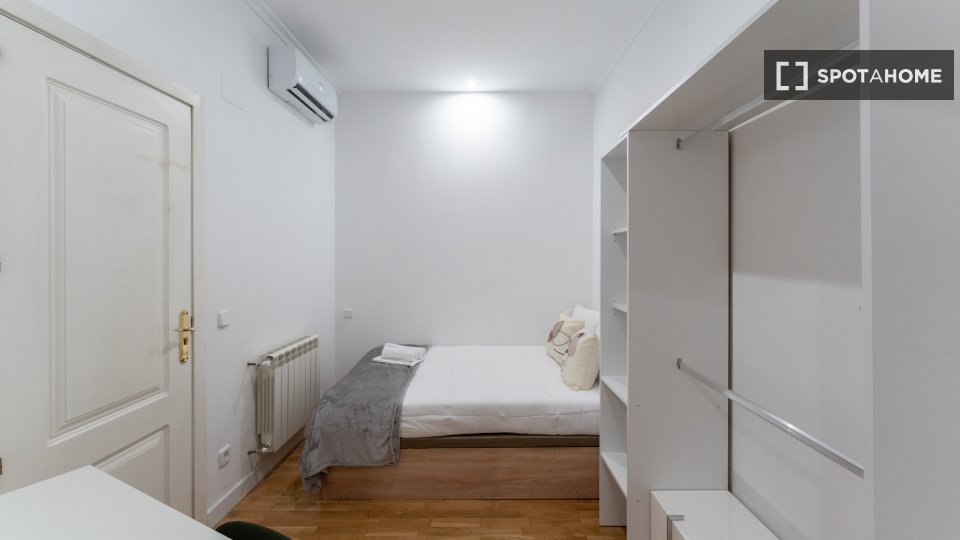 Double room Madrid, 5 beds — photo 1