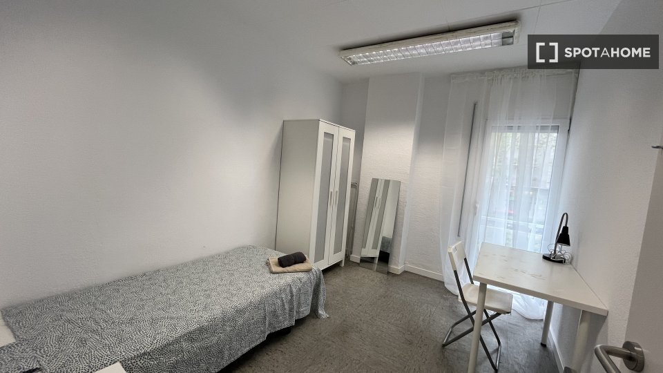 Double room Barcelona, 13 beds, 290m² — photo 9