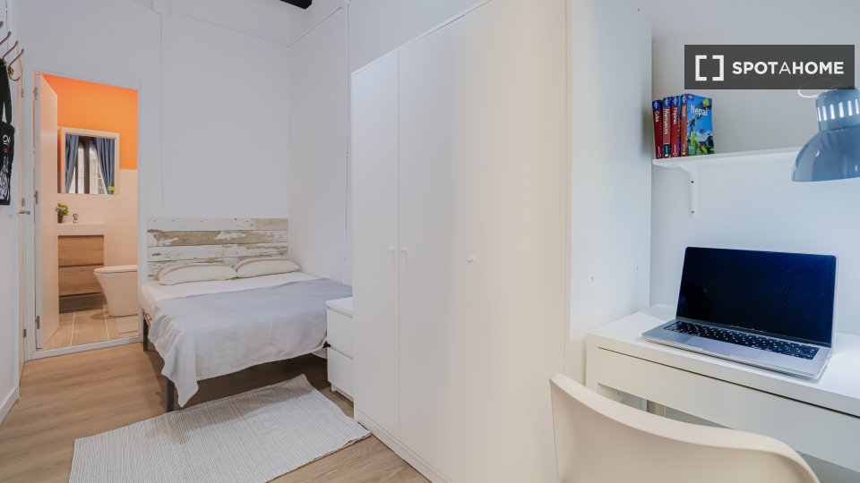 Double room Barcelona, 5 beds — photo 1