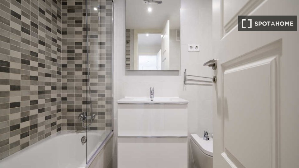 Double room Madrid, 5 beds — photo 2