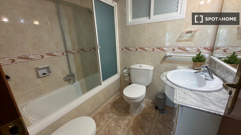 Double room Madrid, 7 beds, 140m² — photo 16