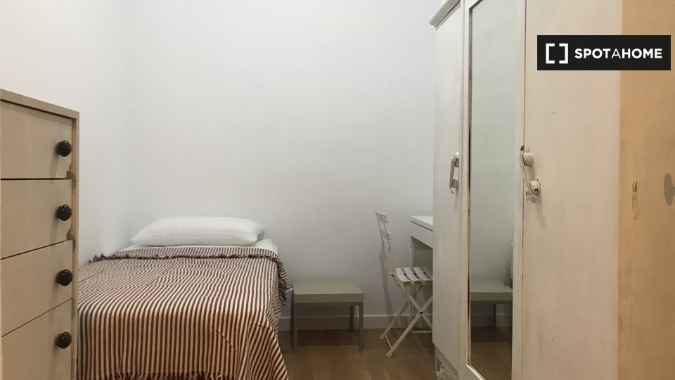 Double room Madrid, 5 beds, 100m² — photo 1