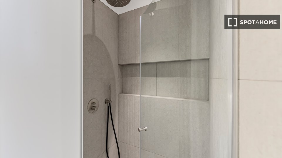 Apartment Lisbon, 2 beds, 74m² — photo 11