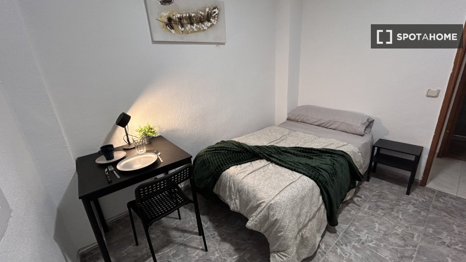Double room Madrid, 5 beds, 20m² — photo 12