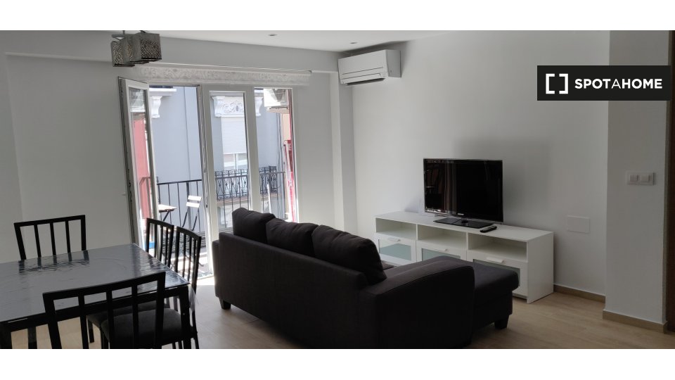 Double room Valencia, 3 beds, 90m² — photo 5