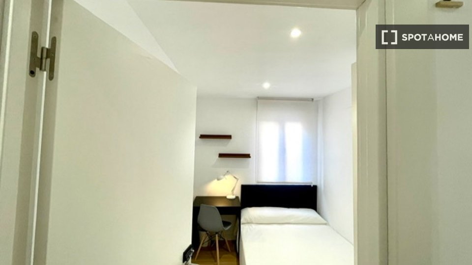 Double room Madrid, 18 beds — photo 14
